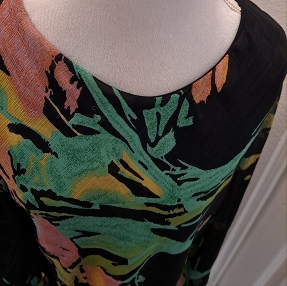 Women's Oversized Two Tiered Blouse - Picture 5 of 6